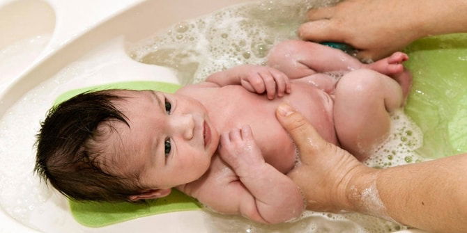 Cara Kita Mandikan Bayi Dalam Besen Mungkin Salah, Nampak Bersih, Tapi Bergelumang Najis!