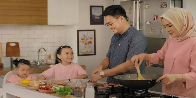 Jika Ayah Rajin Tolong Mama, Anak Pasti Akan Ikut Sama! Peranan Ayah Dalam Keluarga Amat Penting