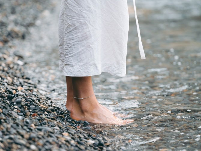 The Surprising Benefits of Grounding Yourself—And How