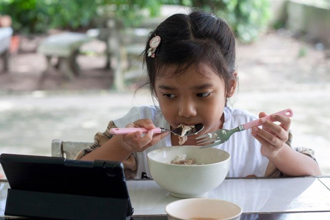 Duduk Di Rumah Menyebabkan Masalah Lebih Mendalam Seperti Screen Time Berlebihan & Diet Tak Teratur