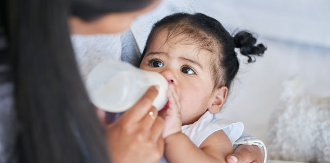 Peralihan Penyusuan Badan Kepada Botol Susu: Cara Ajar Bayi Minum Susu Botol & Tips Berkesan