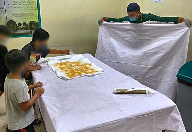 Biarpun Sedih, Ketabahan Kanak-Kanak Ini Kafan Jenazah Bapa Sendiri Harus Jadi Teladan