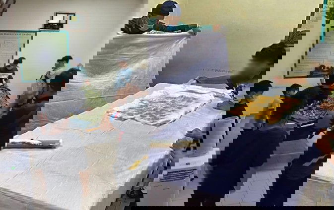 Biarpun Sedih, Ketabahan Kanak-Kanak Ini Kafan Jenazah Bapa Sendiri Harus Jadi Teladan