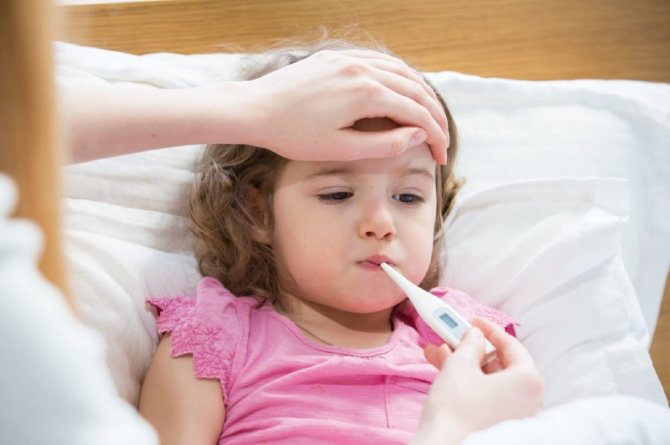 Elak Selimutkan Anak & Mandi Dengan Air Sejuk, Begini Cara Rawat Anak Bila Demam