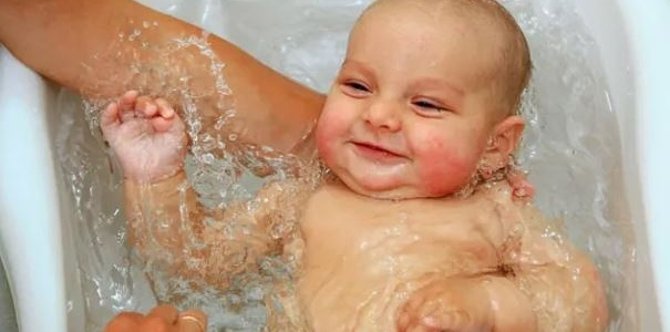 Pantang Larang Ekzema, Ibu Kena Elak Mandikan Si Manja Dengan Air Suam & Sabun