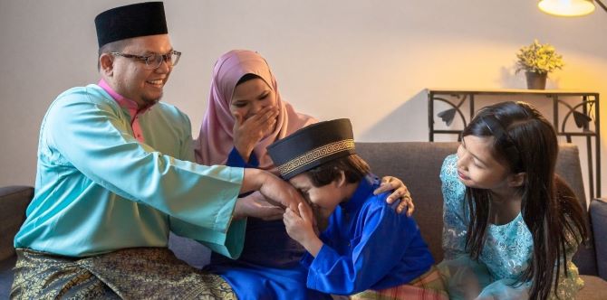 9 Soalan 'Panas' Yang Sering Ditanya Orang Bila Balik Kampung, Ibu Ayah Bertabahlah!
