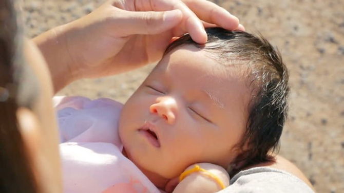 Hati-Hati Menjemur Bayi Dalam Keadaan Telanjang Boleh Meningkatkan Risiko Kanser Kulit