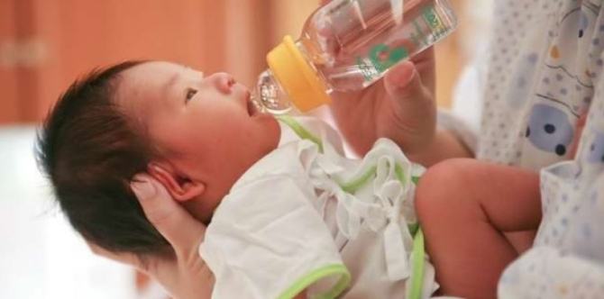 Ibu Trauma Mentua Beri Bayi Minum Air, Anak Muntah Memancut & Hampir Meninggal