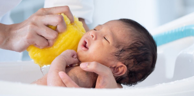 Bayi Bawah Usia 6 Bulan Tidak Disaran Mandi Air Sejuk, Berisiko Menyebabkan Kematian