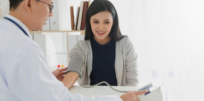 Mengapa Perlu Berjumpa Doktor Selepas Bersalin? Ini Sebab & Kepentingannya Buat Ibu Baru