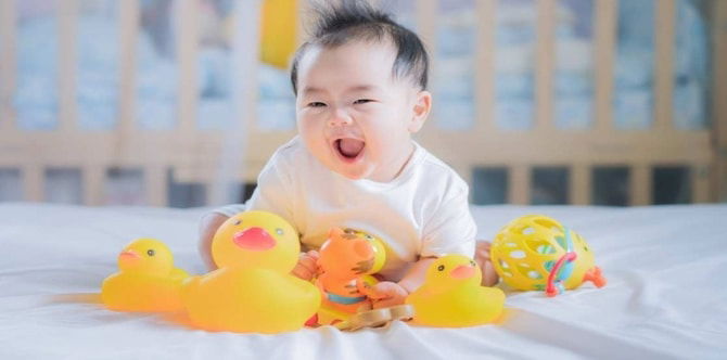 Bilakah Bayi Memerlukan Mainan? Berikut Panduan Memilih Mainan Sesuai Untuk Umur Anak Anda