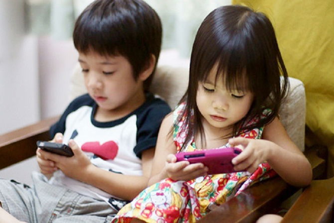 Ini Perkara Penting Ibu & Ayah Perlu Tahu Tentang "Tics" dan Penggunaan Gajet