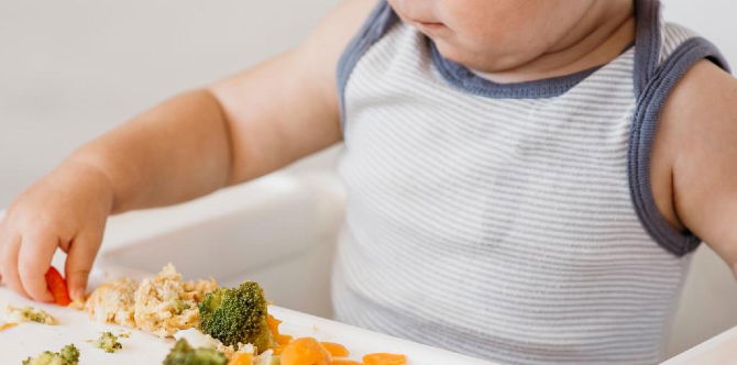 Bayi Makan Comot & Berterabur Tanda Dia Belajar, Ibu Patut Tahu Manfaat Messy Eating Buat Si Manja!