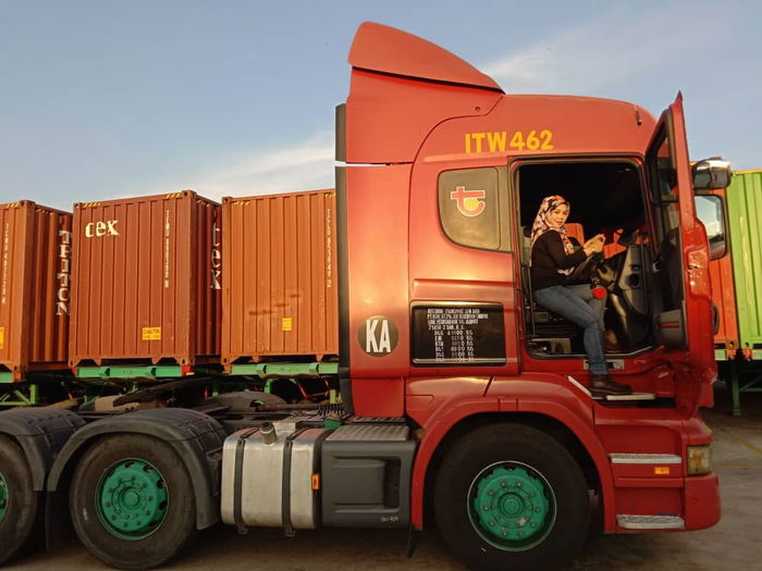 Mengindam naik lori kontena husband ????