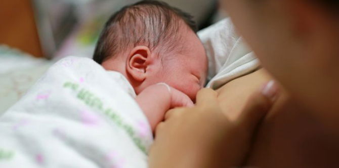 Susu Kolostrum: Bagaimana Ia Terhasil, Nutrisi & Khasiat Kolostrum Untuk Bayi Baru Lahir