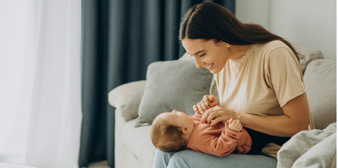 Perkembangan Sosial Bayi 3 Bulan, Si Kecil Mula Tersenyum Bila Lihat Ibu Ayah