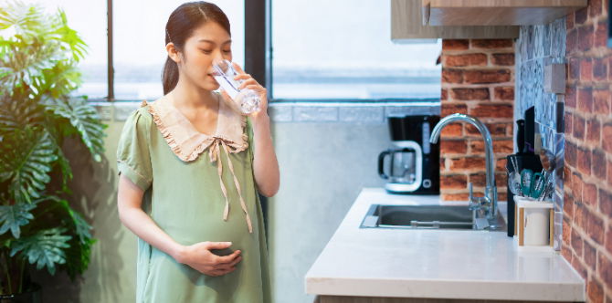 Kebaikan Minum Air Kosong Yang Cukup Ketika Hamil, Elak Ibu Cepat Penat & Dehidrasi