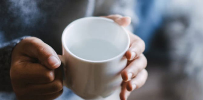 Minum Air Suam Setiap Pagi, Banyak Manfaatnya Untuk Kesihatan Termasuklah Awet Muda!