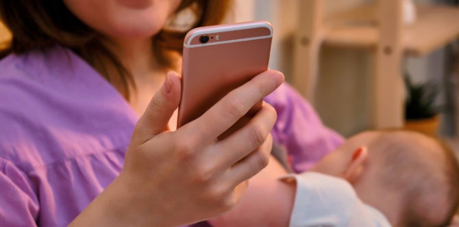 Main Telefon Ketika Menyusu Tidak Digalakkan, Boleh Jejaskan Bonding Ibu Dan Bayi
