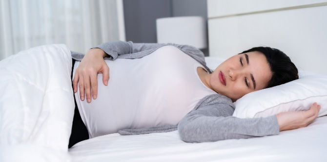 Posisi Tidur Ibu Hamil Trimester 1 Yang Disaran Agar Anda Selesa & Lena Sepanjang Malam