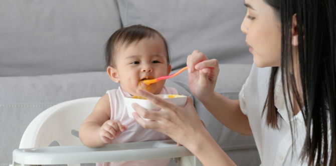 Sesi Tanya Pakar: Makanan Untuk Bayi 6 Bulan Yang Terbaik, Perlu Beri Buah Atau Nasi Dulu?