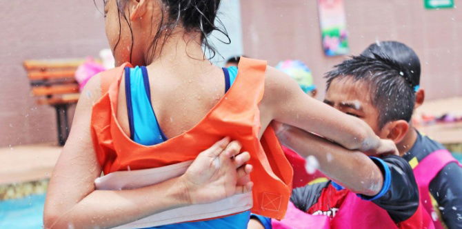 Warna Baju Renang Anak: Pilih Dengan Betul Untuk Keselamatan, Parents! Jangan Pakaikan Warna Ini!