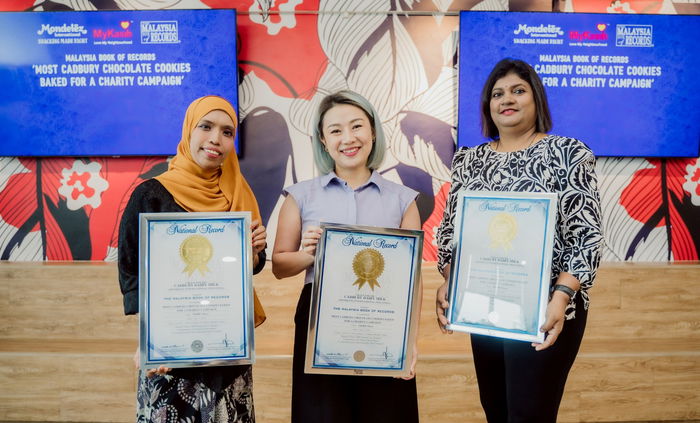 Kumpulan Pembuat Kuih Wanita Set Rekod Malaysia Dengan Kempen Amal Kuih Raya Yang Menyentuh Hati