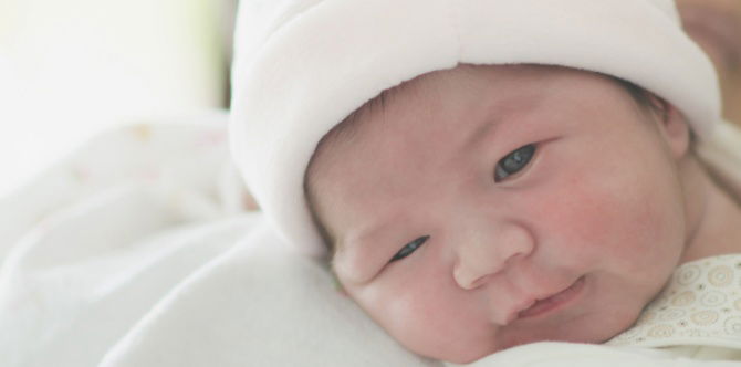 Penglihatan Bayi Baru Lahir (0-12 Bulan): Tahap Perkembangan & Cara Merangsang Mata