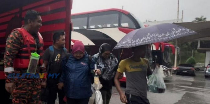 Ibu Sarat Mengandung & Sakit Jantung Redah Banjir Paras Leher Untuk Selamatkan Diri