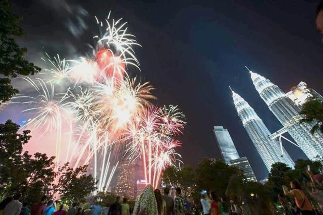 Sambutan Tahun Baru 2025: 12 Lokasi Terbaik Untuk Melihat Pertunjukan Bunga Api Bersama Tersayang