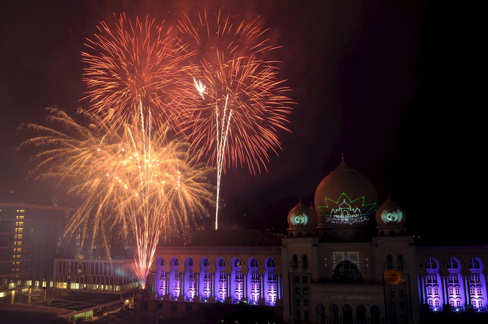Sambutan Tahun Baru 2025: 12 Lokasi Terbaik Untuk Melihat Pertunjukan Bunga Api Bersama Tersayang