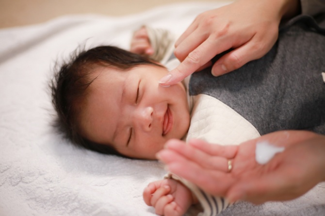 Kulit Bayi Sihat Bermula Dari Awal, Ini Sebab Kenapa 12 Bulan Pertama Penting Untuk Perkembangan Skin Barrier