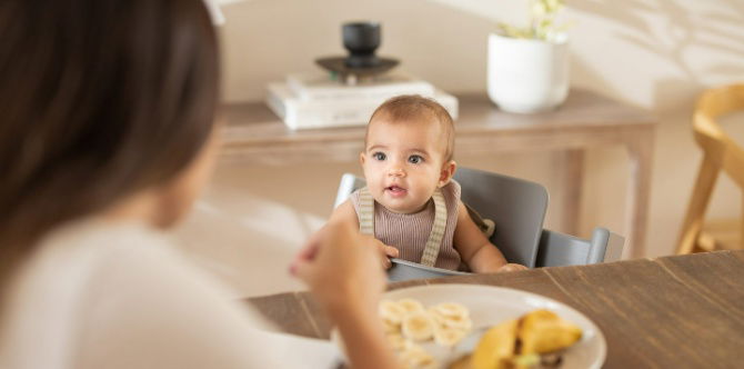 Tanda-Tanda Bayi Bersedia Untuk Makanan Pejal, Antaranya Pandai Duduk & Selalu Buka Mulut Bila Ibu Ayah Makan