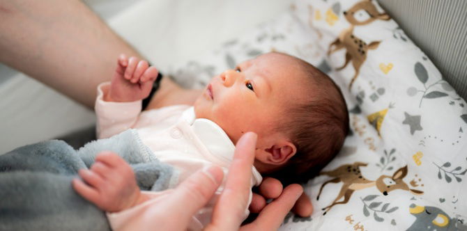 Tanda Kuning Bayi Turun: 7 Petunjuk Kulit & Mata Semakin Pulih, Ibu Dah Boleh Tarik Nafas Lega!