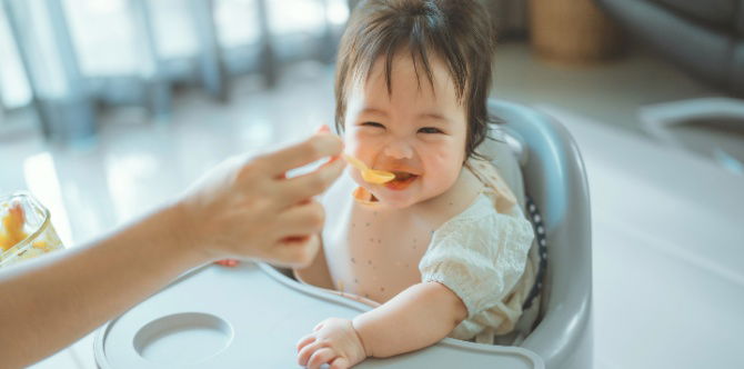Cara Mudah Jadikan Waktu Makan Pertama Bayi Lebih Tenang (Dan Kurang Stres Untuk Anda!)